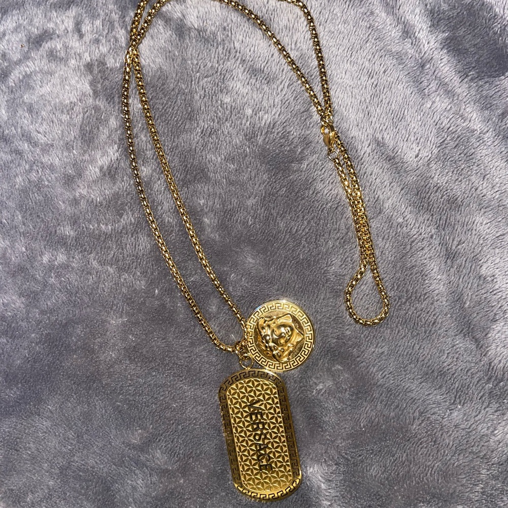 Description
﻿﻿Gold-Tone Metal
﻿﻿Includes Designer Box